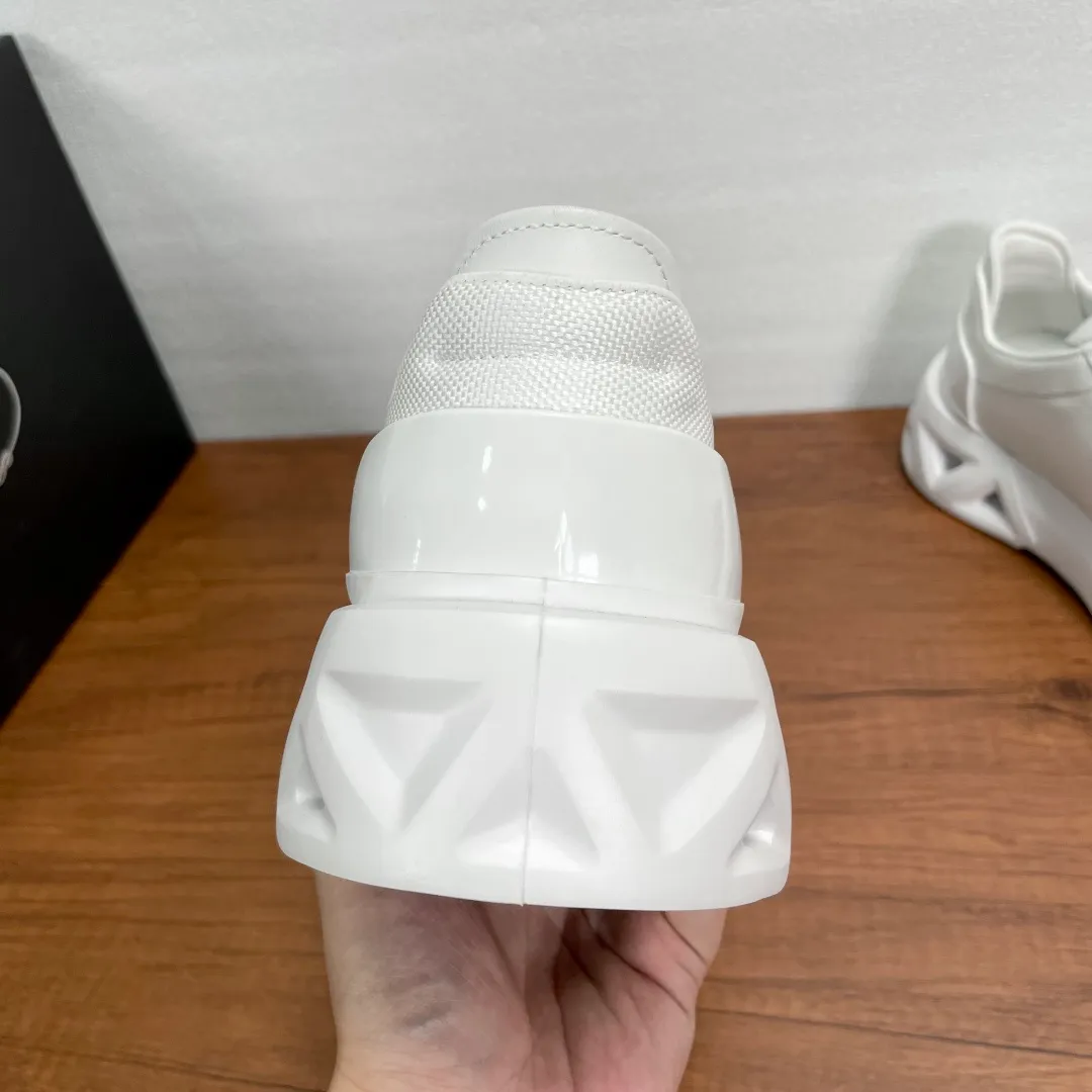 💰720 Code: YS003342 Prada/Prada men's new mesh stitching sneakers. This sneaker presents a modern version, reinterpreting the brand's archive style with clean lines and smooth details. The shoes are made of calf leather and technical fabric, with a triangular metal logo on the outside, bright TPU decoration on the heel, and a longer and padded inner heel design for a more comfortable fit. The tongue is decorated with a silk-screen logo, and is paired with a hollow rubber sole on the heel. The full cowhide lining comes standard with logo cowhide foot pads, making the upper foot taller, more comfortable, and versatile! Comes with full original packaging! Code number: 39-40-41-42-43-44 Standard leather shoe size (45 can be customized and returns are not supported) Item number: 2EE918 mesh white